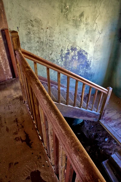 Лестница в старом доме в kolmanskop Намибии — стоковое фото