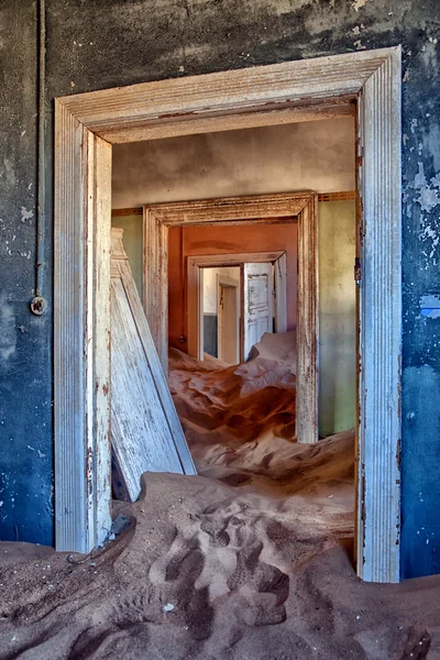 The ghost town of Kolmanskop, orange and blue color — Stock Photo, Image