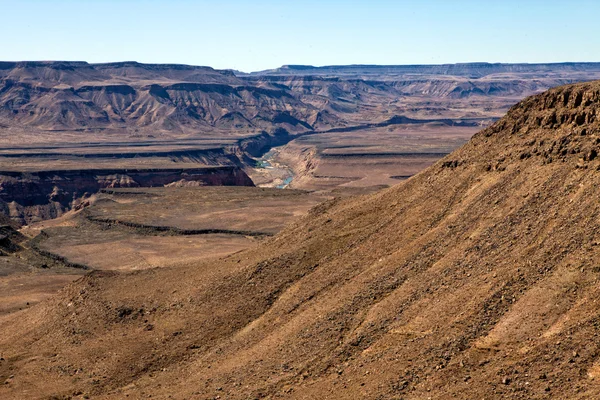 Widok na zachód od kanionu rzeki ryb w południowej Namibii Afryki — Zdjęcie stockowe