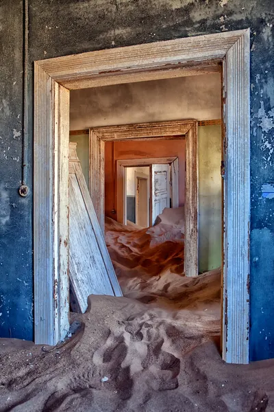 A cidade fantasma de Kolmanskop, cor laranja e azul Fotos De Bancos De Imagens Sem Royalties