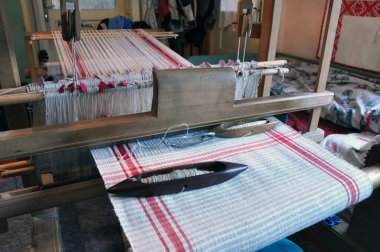 dizeleri bez ile tahta dokuma tezgahı