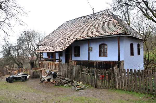 Casa húngara tradicional em uma aldeia szekler — Fotografia de Stock