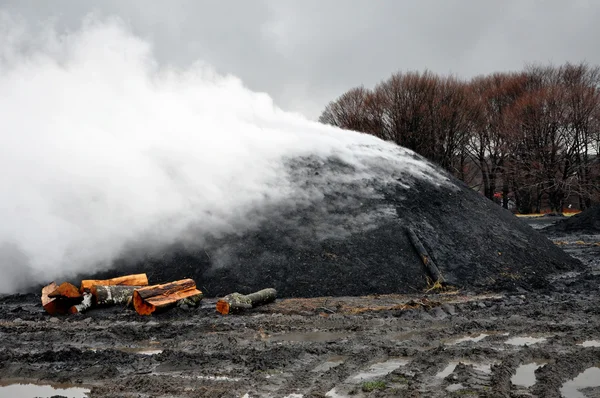 Yanan kömür yığını — Stok fotoğraf