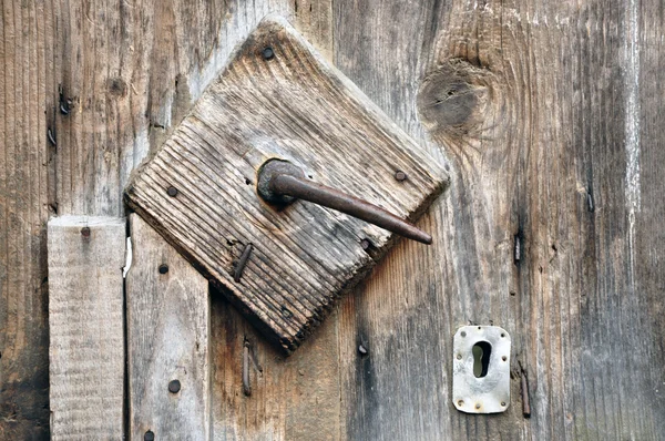 Velmi staré kliku na dřevěné dveře — Stock fotografie