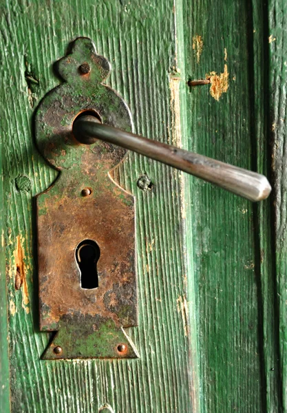 A very old door handle on a wooden door — Stock Photo, Image