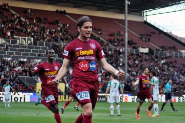 futbolcular zafer kutluyor