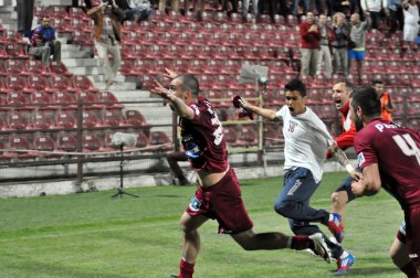 futbol oyuncuları zafer kutluyor