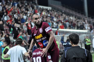 futbol oyuncuları zafer kutluyor