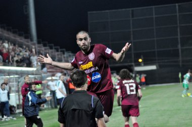 futbol oyuncuları zafer kutluyor