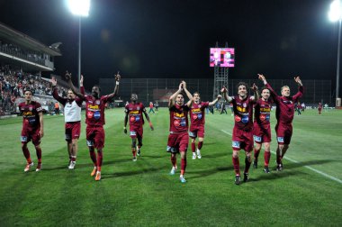 futbol oyuncuları zafer kutluyor