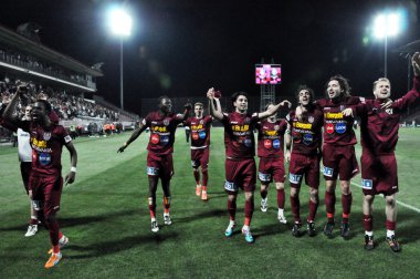 futbol oyuncuları zafer kutluyor