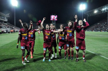 futbol oyuncuları zafer kutluyor