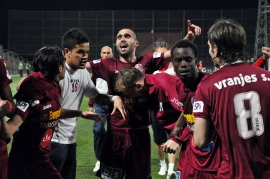 futbol oyuncuları zafer kutluyor