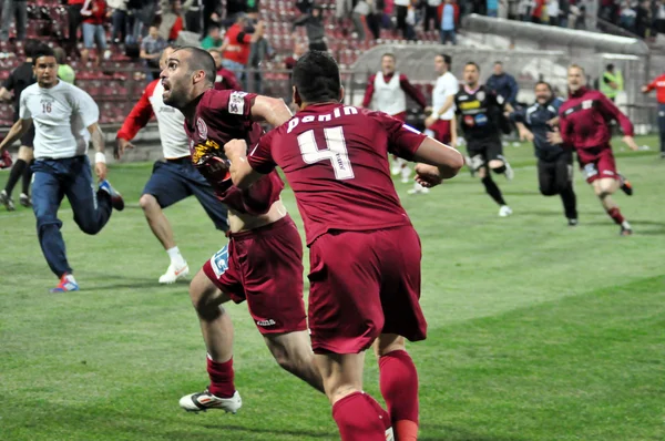 Jogadores de futebol comemorando uma vitória — Fotografia de Stock