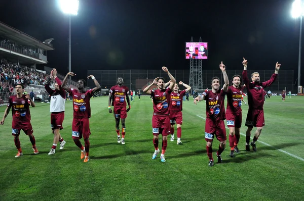 Futbol oyuncuları zafer kutluyor — Stok fotoğraf