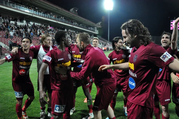 Jugadores de fútbol celebrando una victoria — Foto de Stock