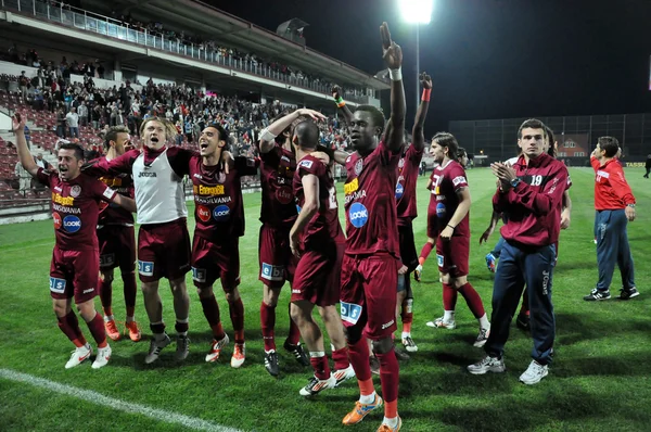 Jogadores de futebol comemorando uma vitória — Fotografia de Stock