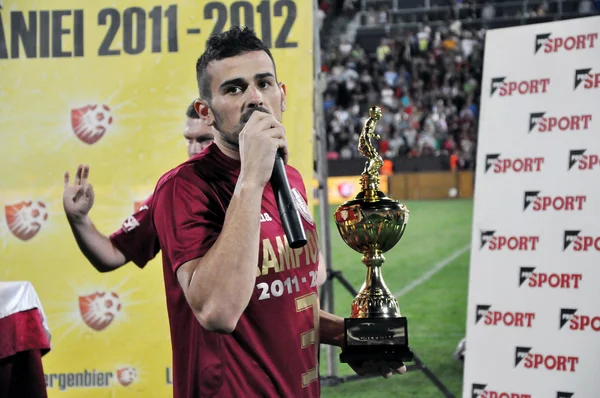 Jugador de fútbol celebrando el título de campeón de fútbol — Foto de Stock