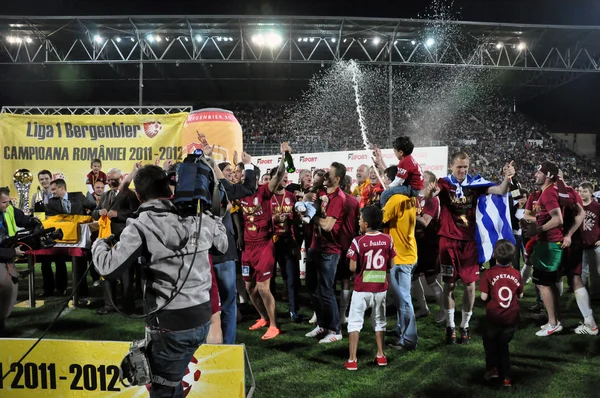 A bajnoki címet, pezsgővel ünneplő focisták — Stock Fotó