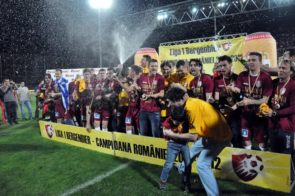 Giocatori di calcio che festeggiano il titolo di campionato con champagne — Foto Stock