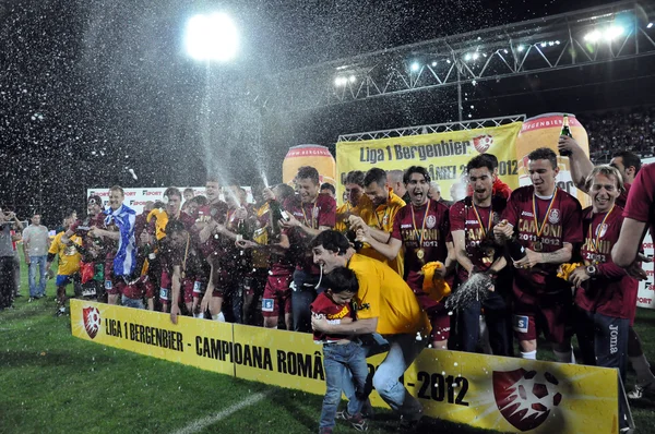 Jugadores de fútbol celebrando el título de liga con champán — Foto de Stock
