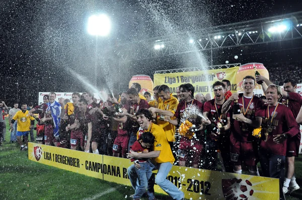 Fotbollspelare fira ligatiteln med champagne — Stockfoto
