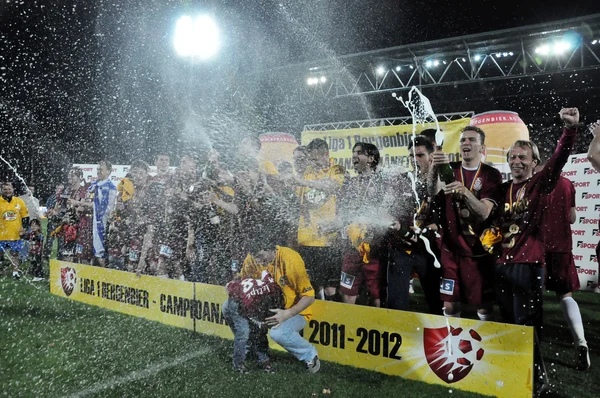 Futbol oyuncuları şampanya ile Ligi şampiyonluğunu kutluyor — Stok fotoğraf