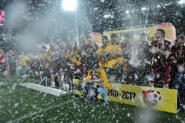 Футболисты празднуют чемпионство лиги шампанским — стоковое фото