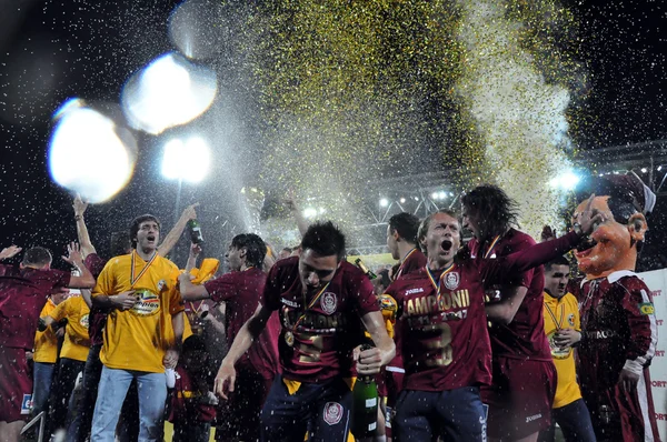 Futbol oyuncuları Ligi şampiyonluğunu kutluyor — Stok fotoğraf