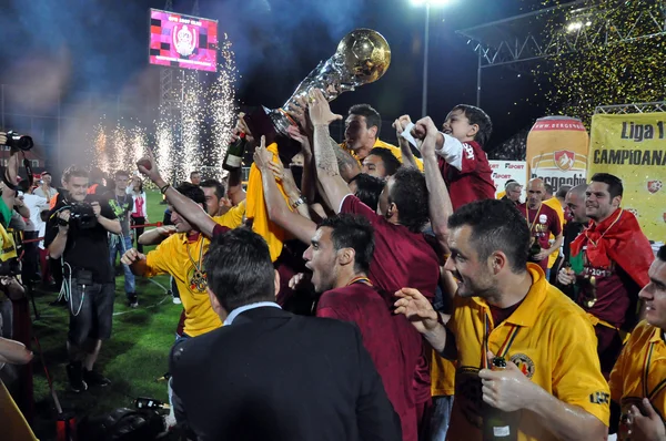 Jugadores de fútbol celebrando el título de la liga — Foto de Stock