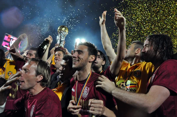 Футболисты празднуют победу в лиге — стоковое фото