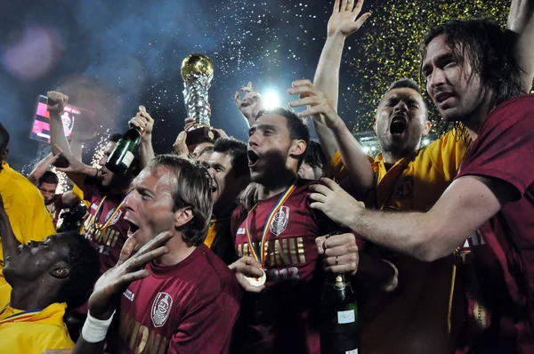 Giocatori di calcio che celebrano il titolo di campionato — Foto Stock