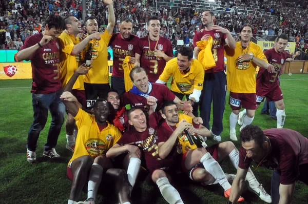 Jugadores de fútbol celebrando el título de la liga — Foto de Stock