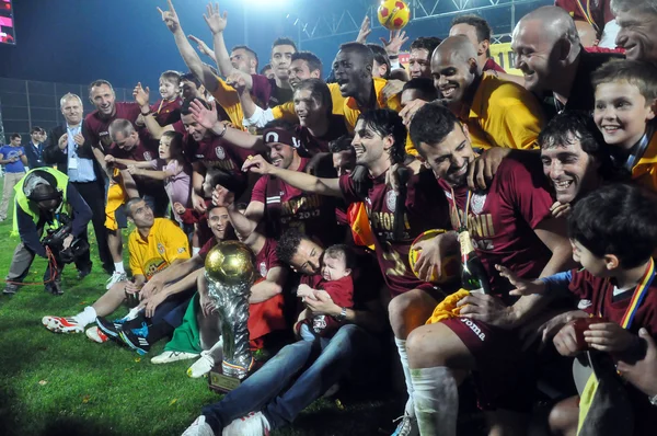 Футболисты празднуют победу в лиге — стоковое фото