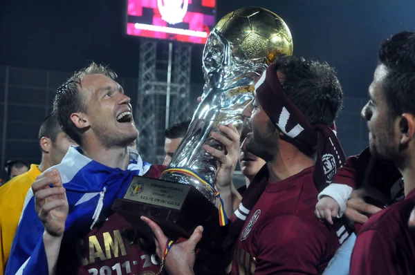 Futbol oyuncuları ile Altın Kupa zaferini kutluyor — Stok fotoğraf