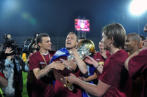 Fotbollspelare firar segern med golden cup — Stockfoto