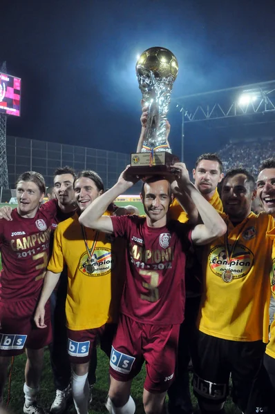 Fotbalista slavit vítězství s zlatý pohár — Stock fotografie