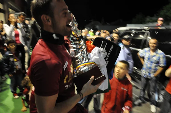 Fotbollspelare firar segern med golden cup — Stockfoto