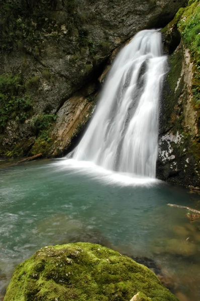 用新鲜水漂亮的瀑布 — 图库照片