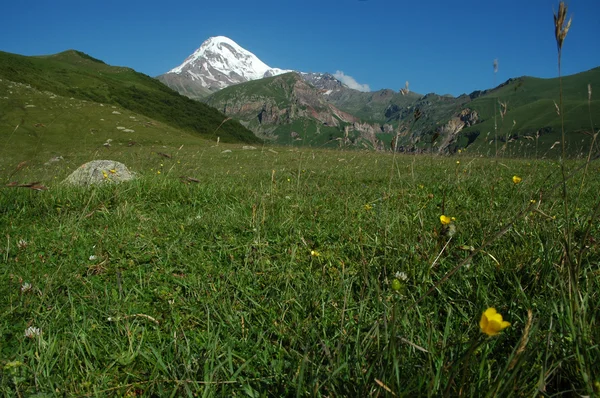 Pohled na horu Kazbek, Kavkaz, Gruzie — Stock fotografie