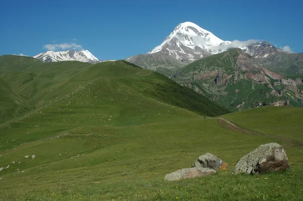 Uitzicht op de berg Kazbek, Kaukasus, Georgië — Stockfoto