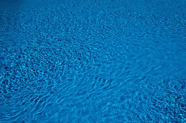 Datový proud sladké vody v bazénu — Stock fotografie