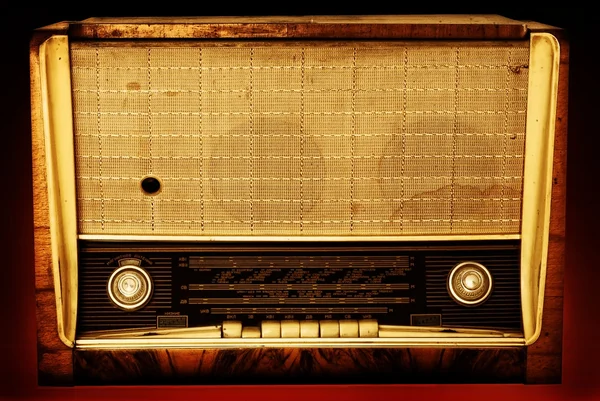 Oude radio geïsoleerd op een donkere achtergrond — Stockfoto