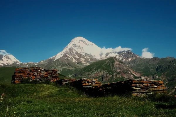 Uitzicht op de berg Kazbek, Kaukasus, Georgië — Stockfoto
