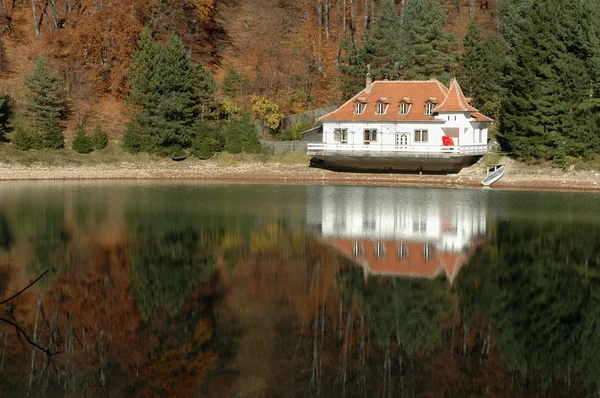 Вид на будинок біля озера, на озері в місті Ighiu — стокове фото