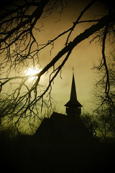 Silueta de iglesia al atardecer en Transilvania — Foto de Stock