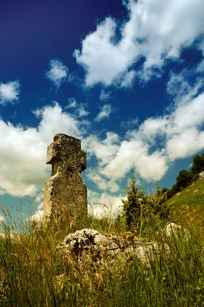 Croce di pietra religiosa con bel cielo blu — Foto Stock