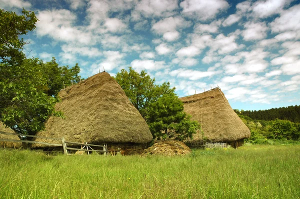 Antigua casa de madera de granjero en Transilvania —  Fotos de Stock