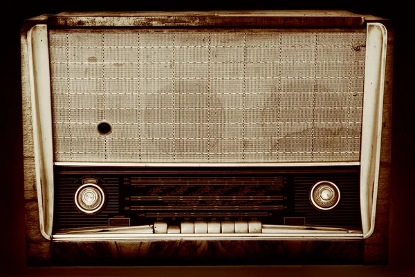 Velho rádio isolado em um fundo escuro — Fotografia de Stock