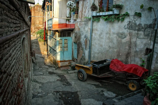 Calle estrecha en la vieja ciudad de Tbilisi, Georgia — Foto de Stock